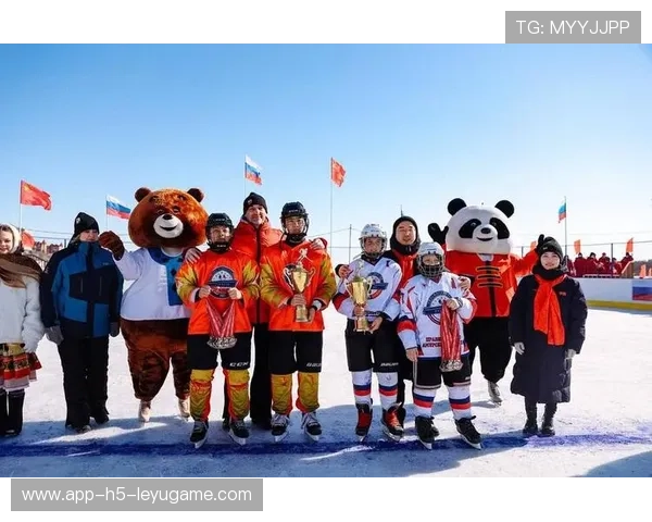 冰球比赛吉祥物乱入抢镜